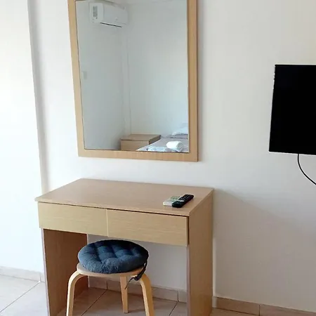 Napa Charles Apts * איה נאפה